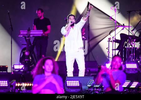 Saint-Denis, France. 24th juin 2022. La chanteuse française Kendji GIRAC (Kendji MAILLLE) se produit lors du dernier MATCH top 14 entre Castres Olympique et Montpellier Herault Rugby au Stade de France sur 24 juin 2022 à Saint-Denis près de Paris, France. (Image de crédit : © Matthieu Mirville/ZUMA Press Wire) Banque D'Images