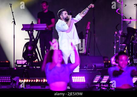 Saint-Denis, France. 24th juin 2022. La chanteuse française Kendji GIRAC (Kendji MAILLLE) se produit lors du dernier MATCH top 14 entre Castres Olympique et Montpellier Herault Rugby au Stade de France sur 24 juin 2022 à Saint-Denis près de Paris, France. (Image de crédit : © Matthieu Mirville/ZUMA Press Wire) Banque D'Images