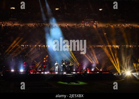 Saint-Denis, France. 24th juin 2022. La chanteuse française Kendji GIRAC (Kendji MAILLLE) se produit lors du dernier MATCH top 14 entre Castres Olympique et Montpellier Herault Rugby au Stade de France sur 24 juin 2022 à Saint-Denis près de Paris, France. (Image de crédit : © Matthieu Mirville/ZUMA Press Wire) Banque D'Images