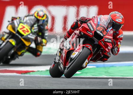 ASSEN - Maverick Vinales (SPA) sur son Aprilia, Francesco Bagnaia (ITA) sur son Ducati (lr) en action pendant les qualifications MotoGP sur 25 juin 2022 au circuit TT d'Assen, pays-Bas. ANP VINCENT JANNINK Banque D'Images