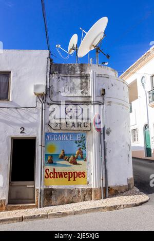 Vintage Schweppes Publicité signe sur Azulejos céramique carreaux dans la ville de Boliqueim sur Rua Dr Joao Baptista Ramos Faisca l'Algarve, Portugal Banque D'Images