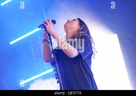 Pilton, Royaume-Uni. 24th juin 2022. L'artiste pop indé norvégienne candipop, la chanteuse Marie Ulven Ringheim, connue professionnellement sous le nom de Girl in Red, se déroule en direct sur la scène John Peel au Glastonbury Festival. Crédit : SOPA Images Limited/Alamy Live News Banque D'Images