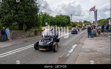 Journée des forces armées, 25 juin 2022. Farringdon village, Hampshire, Angleterre, Royaume-Uni. Un convoi de véhicules militaires a voyagé dans une partie du Hampshire dans le cadre des célébrations officielles de la Journée des forces armées, conçues pour donner aux gens la chance de montrer leur appréciation aux hommes et aux femmes qui composent la Communauté des forces armées. Photo : un contingent d'anciens combattants des Falklands qui sont membres de la branche des Riders de la Royal British Legion, pour souligner le 40th anniversaire de la guerre des Falklands. Banque D'Images