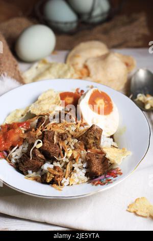 Rawon ou Nasi Rawon (riz Rawon) est une soupe noire de bœuf indonésienne traditionnelle riche et savoureuse, servie avec des pousses, de l'assaisonnement kluwek. De l'est de Java Banque D'Images