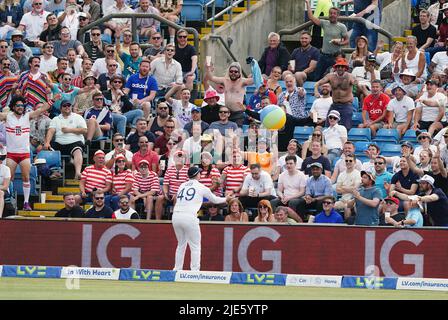 Alex Lees, en Angleterre, jette un ballon de plage dans la foule pendant le troisième jour du troisième LV= Insurance Test Series Match au stade Emerald Headingley, à Leeds. Date de la photo: Samedi 25 juin 2022. Banque D'Images