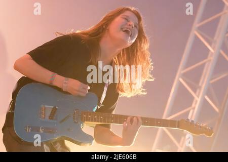Pilton, Royaume-Uni. 24th juin 2022. L'artiste pop indé norvégienne candipop, la chanteuse Marie Ulven Ringheim, connue professionnellement sous le nom de Girl in Red, se déroule en direct sur la scène John Peel au Glastonbury Festival. (Photo par Dawn Fletcher-Park/SOPA Images/Sipa USA) crédit: SIPA USA/Alay Live News Banque D'Images