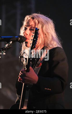 Pilton, Royaume-Uni. 24th juin 2022. Un auteur-compositeur américain Phoebe Bridgers a vu jouer en direct au Glastonbury Festival. Crédit : SOPA Images Limited/Alamy Live News Banque D'Images