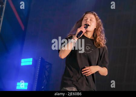 Pilton, Royaume-Uni. 24th juin 2022. L'artiste pop indé norvégienne candipop, la chanteuse Marie Ulven Ringheim, connue professionnellement sous le nom de Girl in Red, se déroule en direct sur la scène John Peel au Glastonbury Festival. (Photo par Dawn Fletcher-Park/SOPA Images/Sipa USA) crédit: SIPA USA/Alay Live News Banque D'Images