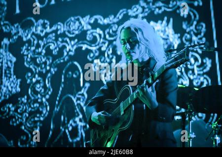 Pilton, Royaume-Uni. 24th juin 2022. Un auteur-compositeur américain Phoebe Bridgers a vu jouer en direct au Glastonbury Festival. Crédit : SOPA Images Limited/Alamy Live News Banque D'Images