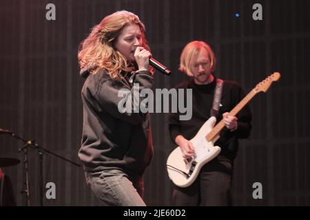 Pilton, Royaume-Uni. 24th juin 2022. L'artiste pop indé norvégienne candipop, la chanteuse Marie Ulven Ringheim, connue professionnellement sous le nom de Girl in Red, se déroule en direct sur la scène John Peel au Glastonbury Festival. (Photo par Dawn Fletcher-Park/SOPA Images/Sipa USA) crédit: SIPA USA/Alay Live News Banque D'Images