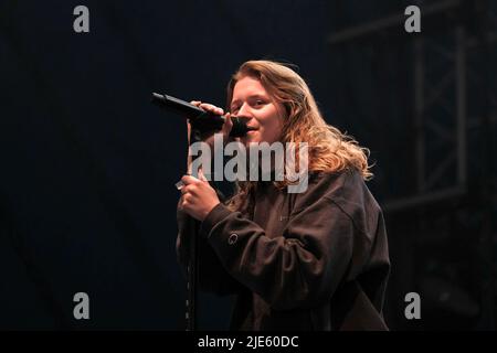 Pilton, Royaume-Uni. 24th juin 2022. L'artiste pop indé norvégienne candipop, la chanteuse Marie Ulven Ringheim, connue professionnellement sous le nom de Girl in Red, se déroule en direct sur la scène John Peel au Glastonbury Festival. (Photo par Dawn Fletcher-Park/SOPA Images/Sipa USA) crédit: SIPA USA/Alay Live News Banque D'Images