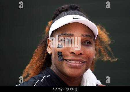 Serena Williams avant le championnat de Wimbledon 2022 au All England Lawn tennis and Croquet Club, Wimbledon. Date de la photo: Samedi 25 juin 2022. Banque D'Images