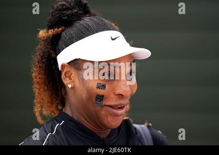 Serena Williams avant le championnat de Wimbledon 2022 au All England Lawn tennis and Croquet Club, Wimbledon. Date de la photo: Samedi 25 juin 2022. Banque D'Images