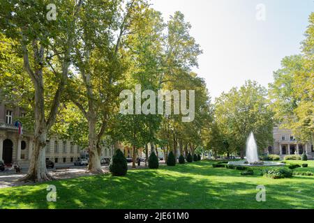 ZAGREB, CROATIE - 29 JUILLET 2021 : les gens se détendent le jour d'été dans le parc central de Zagreb Banque D'Images