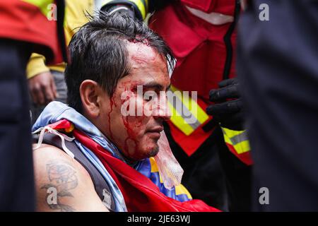 Quito, Équateur. 24th juin 2022. Un manifestant a été blessé à la tête par l'impact d'une bombe à gaz lacrymogène vue pendant la manifestation. Le douzième jour de manifestations en Équateur, au parc Arbolito, des autochtones et des forces de police se sont affrontés lors d'une manifestation contre le gouvernement de Guillermo Lasso. Crédit : SOPA Images Limited/Alamy Live News Banque D'Images