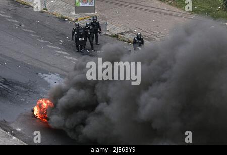 Quito, Équateur. 24th juin 2022. La police anti-émeute avance dans la rue où elle a dégagé les manifestants. Le douzième jour de manifestations en Équateur, au parc Arbolito, des autochtones et des forces de police se sont affrontés lors d'une manifestation contre le gouvernement de Guillermo Lasso. Crédit : SOPA Images Limited/Alamy Live News Banque D'Images