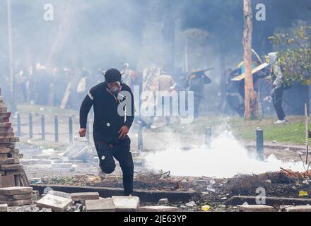 Quito, Équateur. 24th juin 2022. Un manifestant traverse le champ de bataille pendant la démonstration . Le douzième jour de manifestations en Équateur, au parc Arbolito, des autochtones et des forces de police se sont affrontés lors d'une manifestation contre le gouvernement de Guillermo Lasso. Crédit : SOPA Images Limited/Alamy Live News Banque D'Images