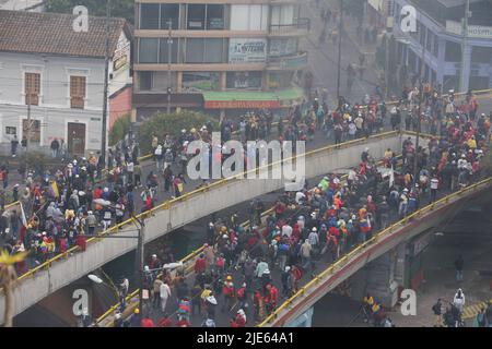 Quito, Équateur. 24th juin 2022. Des centaines de prisonniers fuient l'assaut de la police par l'Avenida Patria, au centre de l'hypercentre de la capitale de l'Équateur. Le douzième jour de manifestations en Équateur, au parc Arbolito, des autochtones et des forces de police se sont affrontés lors d'une manifestation contre le gouvernement de Guillermo Lasso. (Photo de Juan Diego Montenegro/SOPA Images/Sipa USA) crédit: SIPA USA/Alay Live News Banque D'Images