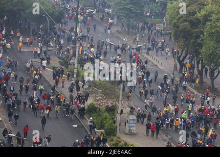 Quito, Équateur. 24th juin 2022. Des centaines de prisonniers fuient l'assaut de la police par l'Avenida Patria, au centre de l'hypercentre de la capitale de l'Équateur. Le douzième jour de manifestations en Équateur, au parc Arbolito, des autochtones et des forces de police se sont affrontés lors d'une manifestation contre le gouvernement de Guillermo Lasso. (Photo de Juan Diego Montenegro/SOPA Images/Sipa USA) crédit: SIPA USA/Alay Live News Banque D'Images