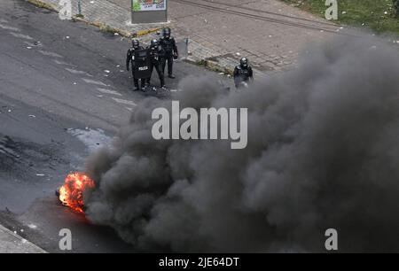 Quito, Équateur. 24th juin 2022. La police anti-émeute avance dans la rue où elle a dégagé les manifestants. Le douzième jour de manifestations en Équateur, au parc Arbolito, des autochtones et des forces de police se sont affrontés lors d'une manifestation contre le gouvernement de Guillermo Lasso. (Photo de Juan Diego Montenegro/SOPA Images/Sipa USA) crédit: SIPA USA/Alay Live News Banque D'Images