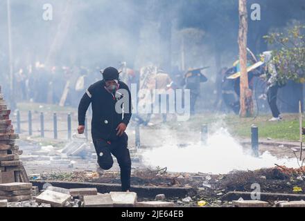 Quito, Équateur. 24th juin 2022. Un manifestant traverse le champ de bataille pendant la démonstration . Le douzième jour de manifestations en Équateur, au parc Arbolito, des autochtones et des forces de police se sont affrontés lors d'une manifestation contre le gouvernement de Guillermo Lasso. (Photo de Juan Diego Montenegro/SOPA Images/Sipa USA) crédit: SIPA USA/Alay Live News Banque D'Images