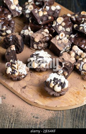 gâteau multicomposant au caramel et aux noix au chocolat, gâteau aux noisettes mélangé aux amandes et au caramel Banque D'Images