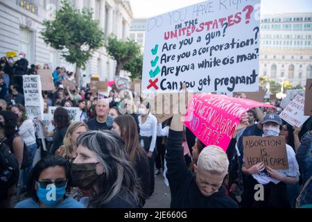 (220625) -- SAN FRANCISCO, 25 juin 2022 (Xinhua) -- des manifestants protestent contre le renversement par la Cour suprême de la décision Roe contre Wade sur les droits à l'avortement à San Francisco, Californie, États-Unis, sur 24 juin 2022. Vendredi, la Cour suprême des États-Unis a renversé Roe c. Wade, une décision historique qui établissait un droit constitutionnel à l'avortement dans la nation il y a près d'un demi-siècle. (Photo de Li Jianguo/Xinhua) Banque D'Images