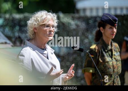 25 juin 2022, Rhénanie-du-Nord-Westphalie, Warendorf: La ministre de la Défense Christine Lambrecht (SPD) s'entretient avec les journalistes lors de la Bundeswehr Day. Environ 50 autres organisations et exposants se sont présentés dans la région de Lohwall. De plus, les finales du championnat allemand de réserviste y auront lieu. Photo: David Inderlied/dpa Banque D'Images