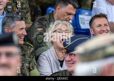 25 juin 2022, Rhénanie-du-Nord-Westphalie, Warendorf: La ministre de la Défense, Christine Lambrecht (SPD), rit bruyamment dans les stands de la Bundeswehr Day. Environ 50 autres organisations et exposants se sont présentés sur la région de Lohwall. De plus, les finales du championnat allemand de réserviste y auront lieu. Photo: David Inderlied/dpa Banque D'Images