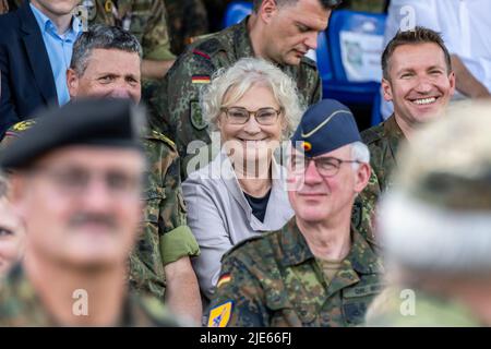 25 juin 2022, Rhénanie-du-Nord-Westphalie, Warendorf: La ministre de la Défense, Christine Lambrecht (SPD), observe les finales du championnat de réserviste allemand sur la tribune du jour de la Bundeswehr. Environ 50 autres organisations et exposants se sont présentés sur le terrain de Lohwall. La finale du championnat de réserviste allemand y est également organisée. Photo: David Inderlied/dpa Banque D'Images