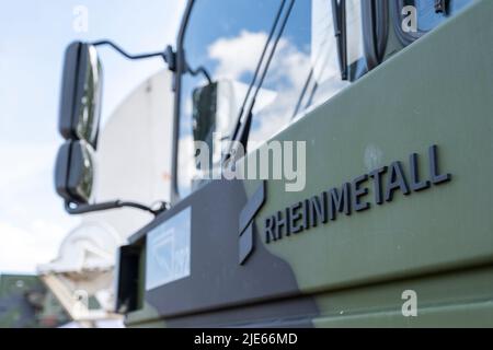 25 juin 2022, Rhénanie-du-Nord-Westphalie, Warendorf : un véhicule militaire de la société Rheinmetall se trouve sur le Lohwall à la Bundeswehr Day. Environ 50 autres organisations et exposants se sont présentés sur la région de Lohwall. De plus, les finales du championnat allemand de réserviste y auront lieu. Photo: David Inderlied/dpa Banque D'Images