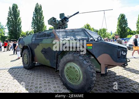 25 juin 2022, Rhénanie-du-Nord-Westphalie, Warendorf: La voiture de scout Fennek se tient sur le terrain de l'événement pendant la Bundeswehr Day. Environ 50 autres organisations et exposants se sont présentés sur la région de Lohwall. De plus, les finales du championnat allemand de réserviste y auront lieu. Photo: David Inderlied/dpa Banque D'Images