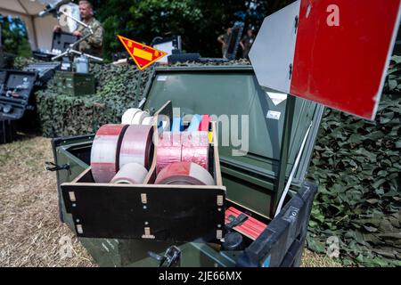 25 juin 2022, Rhénanie-du-Nord-Westphalie, Warendorf: Les outils de marquage pour le déminage sont dans une boîte à la Bundeswehr Day. Environ 50 autres organisations et exposants se sont présentés sur la région de Lohwall. De plus, les finales du championnat allemand de réserviste y auront lieu. Photo: David Inderlied/dpa Banque D'Images