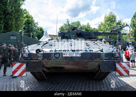 25 juin 2022, Rhénanie-du-Nord-Westphalie, Warendorf : le véhicule de combat d'infanterie Puma se tient sur le terrain de l'événement pendant la Bundeswehr Day. Environ 50 autres organisations et exposants se sont présentés sur la région de Lohwall. Les finales du championnat allemand de réserviste y auront également lieu. Photo: David Inderlied/dpa Banque D'Images