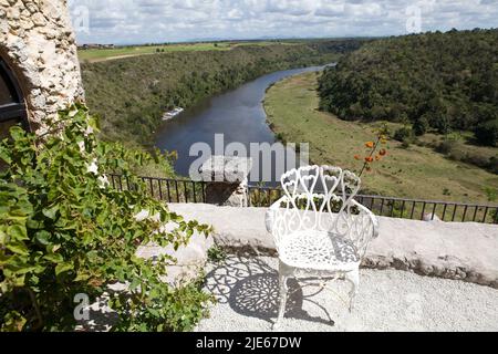 Vue sur la rivière Chavon de Alto de Chavon, La Romana, République dominicaine, d'Hispaniola Banque D'Images