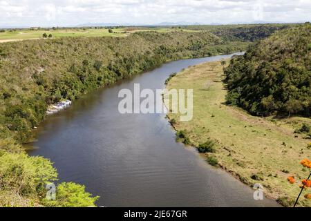 Vue sur la rivière Chavon de Alto de Chavon, La Romana, République dominicaine, d'Hispaniola Banque D'Images