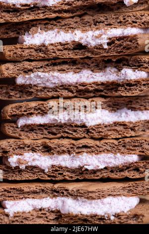 croque-monsieur aux pépites de chocolat à la pâte feuilletée avec garniture crémeuse, biscuits frais croustillants au cacao et à la crème de beurre Banque D'Images