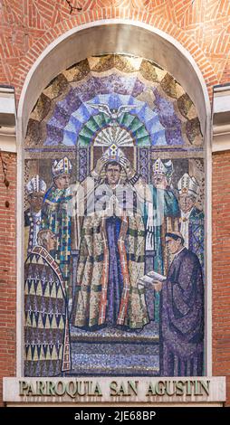 Madrid, Espagne. Mosaïque de la consécration de Saint Augustin d'Hippo dans la façade de l'église Iglesia de San Agustin de Hipona Banque D'Images