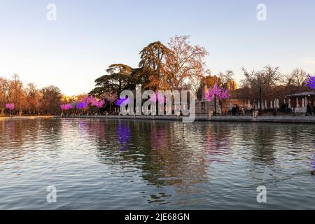 Madrid, Espagne. L'Estanque Grande del Buen Retiro (grand étang de l'agréable retraite), un lac artificiel situé dans le parc de Buen Retiro Banque D'Images