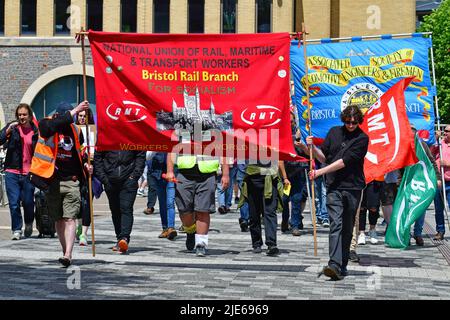 Bristol, Royaume-Uni. 25th juin 2022. Lors d'un déjeuner chaud à Temple Quay, à la gare de Bristol Templemeads, un rassemblement de grévistes de syndicats de chemin de fer se prépare pour une marche dans la ville de Bristol sur les conditions de fonctionnement de chemin de fer et les conditions de salaire. Crédit photo : Robert Timoney/Alay Live News Banque D'Images