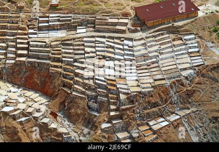 Salineras de Maras, étonnante mine de sel historique dans le Canyon de la Vallée Sacrée des Incas, région de Cusco, Pérou Banque D'Images