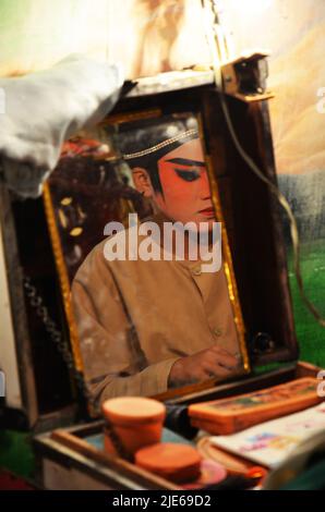 Thai acte gens de la descente chinoise maquillage peinture sur le visage et de porter antique agissant des vêtements pour jouer le présent chinois classique op Banque D'Images