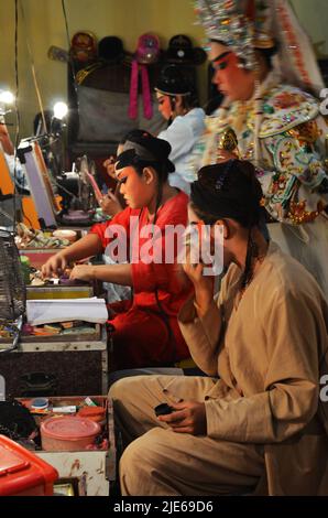 Thai acte gens de la descente chinoise maquillage peinture sur le visage et de porter antique agissant des vêtements pour jouer le présent chinois classique op Banque D'Images