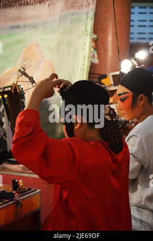 Thai acte gens de la descente chinoise maquillage peinture sur le visage et de porter antique agissant des vêtements pour jouer le présent chinois classique op Banque D'Images