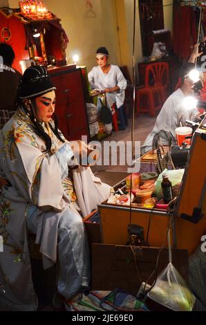 Thai acte gens de la descente chinoise maquillage peinture sur le visage et de porter antique agissant des vêtements pour jouer le présent chinois classique op Banque D'Images