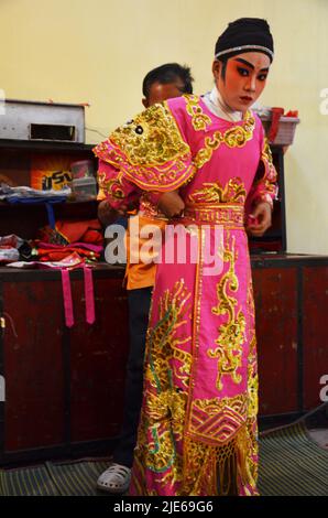 Thai acte gens de la descente chinoise maquillage peinture sur le visage et de porter antique agissant des vêtements pour jouer le présent chinois classique op Banque D'Images