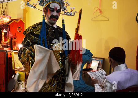 Thai acte gens de la descente chinoise maquillage peinture sur le visage et de porter antique agissant des vêtements pour jouer le présent chinois classique op Banque D'Images