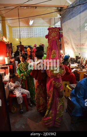 Thai acte gens de la descente chinoise maquillage peinture sur le visage et de porter antique agissant des vêtements pour jouer le présent chinois classique op Banque D'Images