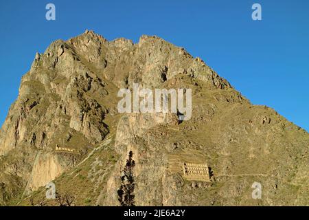 Ruines de Pinkuyluna les maisons de stockage de l'Incan sur le mont Pinkuyluna, Ollantaytambo, province d'Urubamba, région de Cusco, Pérou Banque D'Images