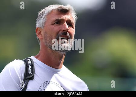 25th juin 2022, All England Lawn tennis and Croquet Club, Londres, Angleterre; tournoi de tennis de Wimbledon; l'entraîneur de Novak Djokovic, Goran Ivanisevic, quitte le court après la session Banque D'Images